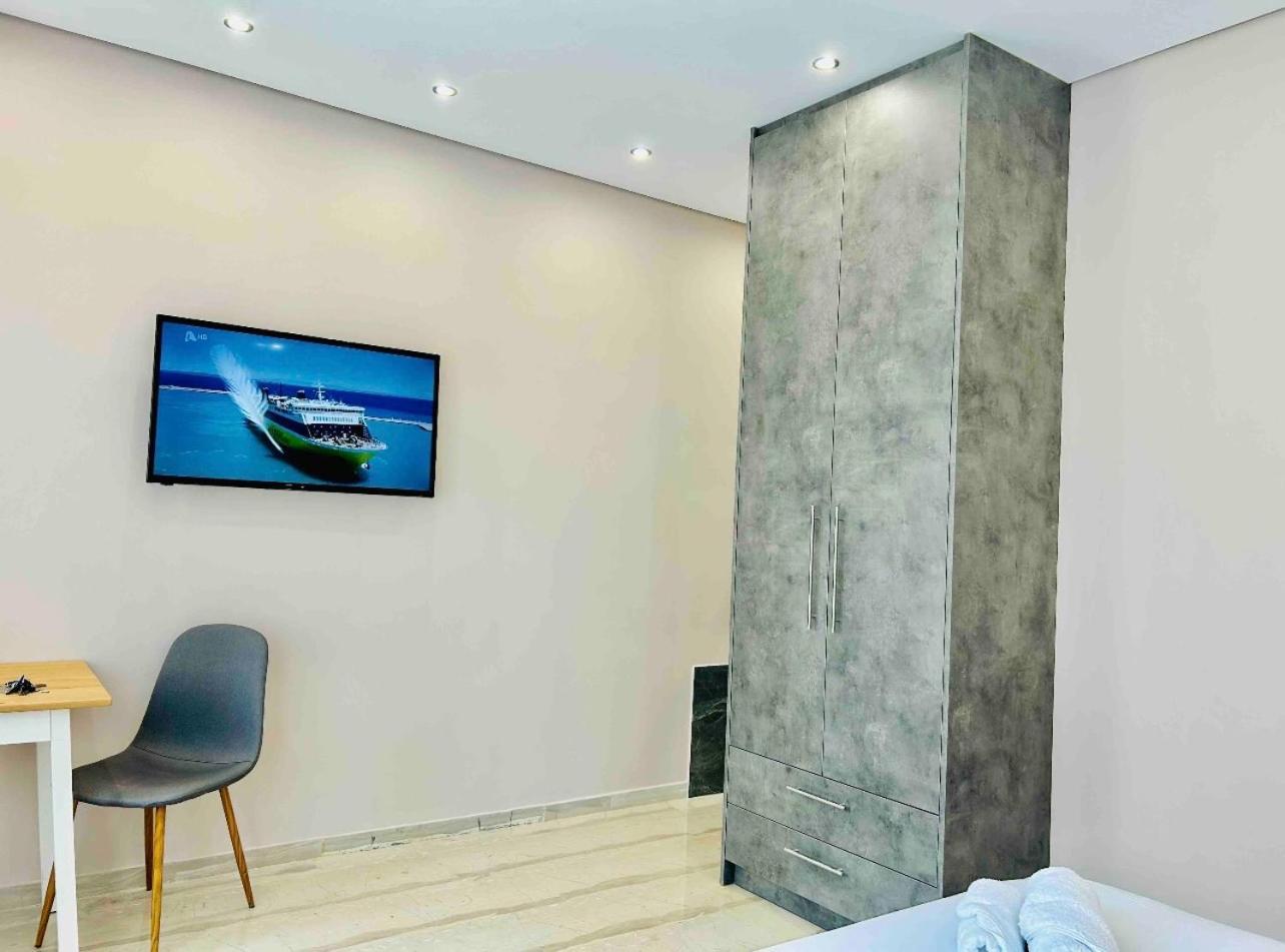 Port Twins Suites No2 Pireus Exteriör bild