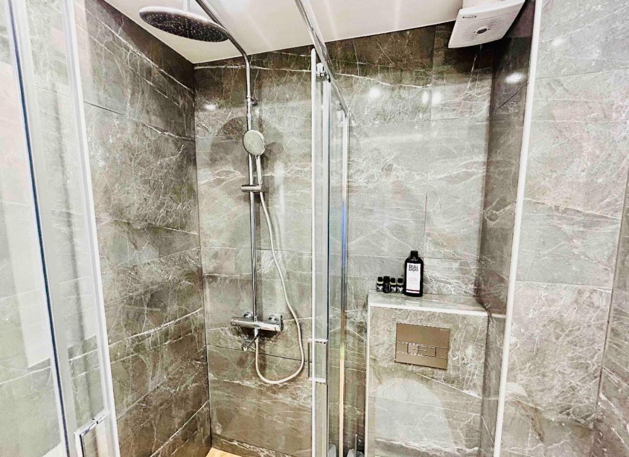 Port Twins Suites No2 Pireus Exteriör bild