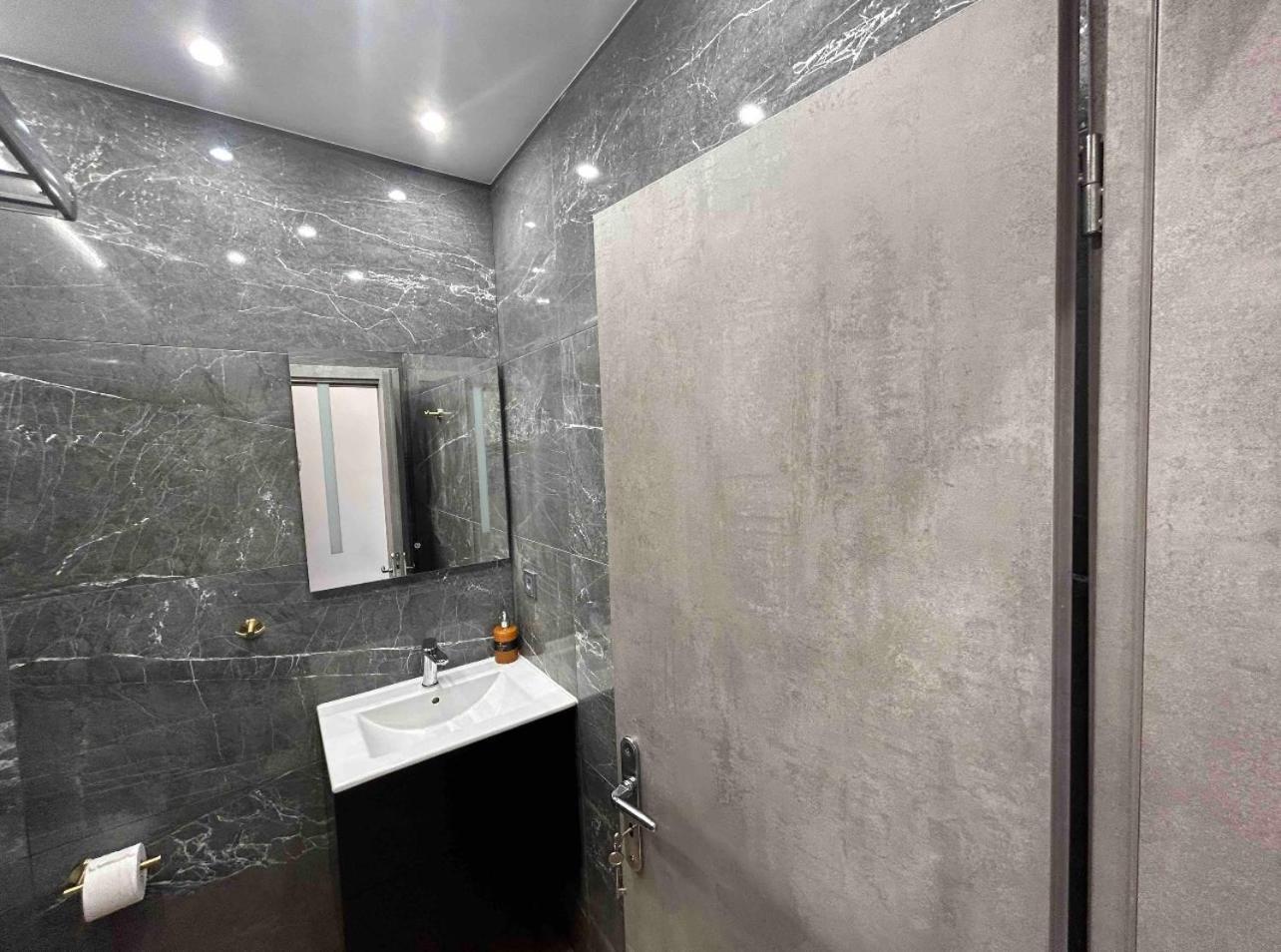 Port Twins Suites No2 Pireus Exteriör bild